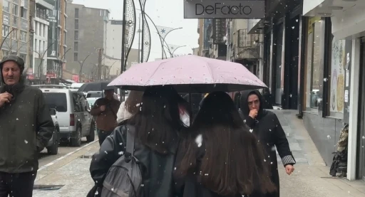 Yüksekova’da önce kar sonra yağmur etkili oldu
