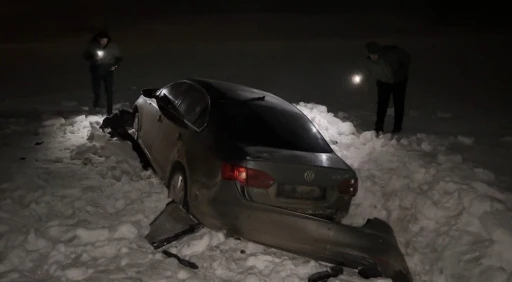 Y&uuml;ksekova&rsquo;da otomobil 30 metre savrularak kar yığınına saplandı: 3 yaralı
