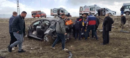 Yüksekova’da otomobil direğe çarptı: 1 ölü, 3 yaralı

