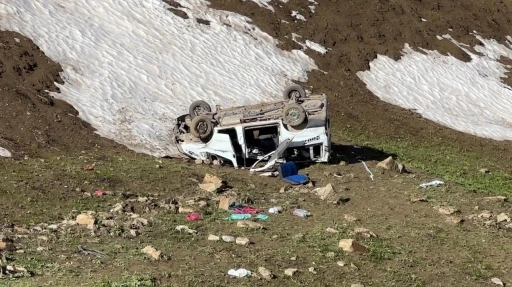 Y&uuml;ksekova&rsquo;da pancar iş&ccedil;ilerini taşıyan minib&uuml;s u&ccedil;uruma yuvarlandı: 1 &ouml;l&uuml;, 7 yaralı
