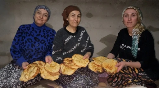 Y&uuml;ksekova&rsquo;da Ramazan hazırlığı: 3 kız kardeşten tandır başında tatlı mesaisi
