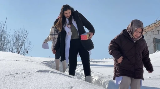 Y&uuml;ksekova&rsquo;da sağlık ordusu zorlu coğrafyaya meydan okuyor: 1,5 metrelik karı aşarak vatandaşlara şifa dağıttılar
