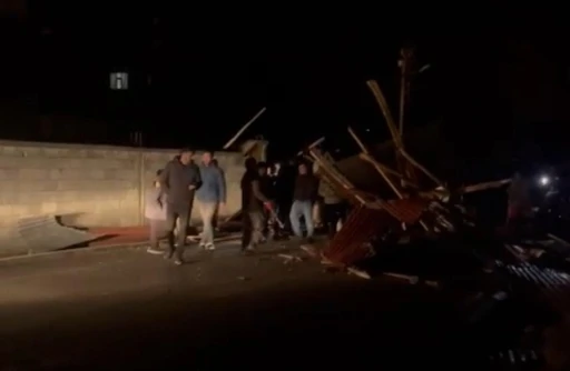 Yüksekova’da şiddetli fırtına: Çatılar uçtu, üzerine beton parçası düşen araç hasar gördü
