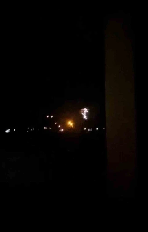 Yüksekova’da şiddetli fırtına nedeniyle elektrik tellerinden çıkan kıvılcımlar kamerada

