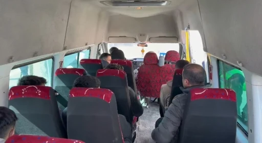 Yüksekova’da sivil jandarma ekipleri yolcu gibi minibüslere binerek denetim gerçekleştirdi.
