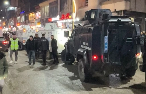 Y&uuml;ksekova&rsquo;da taşlı sopalı kavga: 1&rsquo;i polis 2 yaralı
