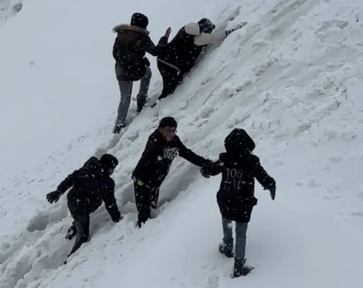 Y&uuml;ksekova&rsquo;da tepsiler kızak oldu, karlı yama&ccedil;lar oyun alanına d&ouml;n&uuml;şt&uuml;
