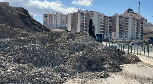 Y&uuml;ksekova&rsquo;da toprak kayması: Pizok yolu 18 g&uuml;nd&uuml;r kapalı
