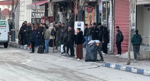 Y&uuml;ksekova&rsquo;da ulaşım krizi: Şehir i&ccedil;i servisler kontak kapattı
