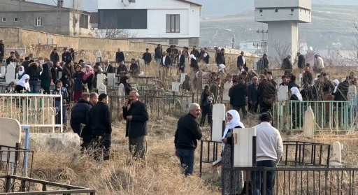 Yüksekova’da vatandaşlar mezarlıklara akın etti
