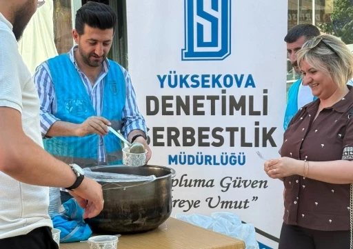 Y&uuml;ksekova&rsquo;da vatandaşlara aşure ikramı
