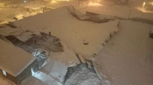 Y&uuml;ksekova&rsquo;da yoğun kar nedeniyle halı sahanın &ccedil;atısı &ccedil;&ouml;kt&uuml;
