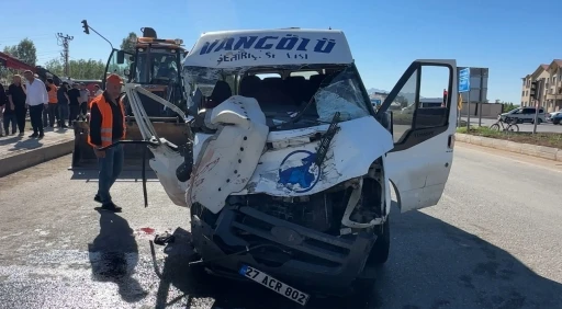 Y&uuml;ksekova&rsquo;da yolcu minib&uuml;s&uuml; ile kamyon &ccedil;arpıştı: 2 &ouml;l&uuml;, 3 yaralı
