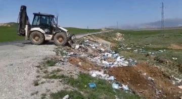 Yüksekova İlçe Özel İdaresi köylerde biriken çöpler için seferber oldu
