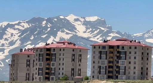 Y&uuml;ksekova&rsquo;nın heybetli Cilo Dağı 12 ay boyunca kar yığınlarını barındırıyor
