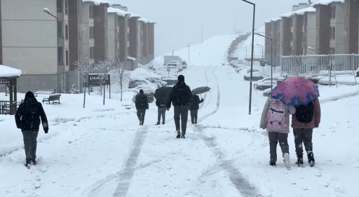 Y&uuml;ksekova nisan ayında karla kaplandı
