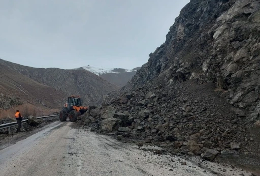 Y&uuml;ksekova-Van kara yolu kontroll&uuml; şekilde ge&ccedil;işlere a&ccedil;ıldı
