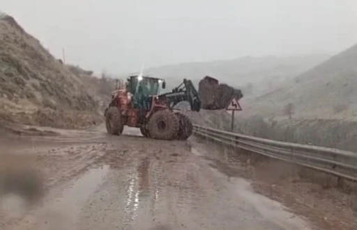 Yüksekova-Van kara yolunda heyelan meydana geldi
