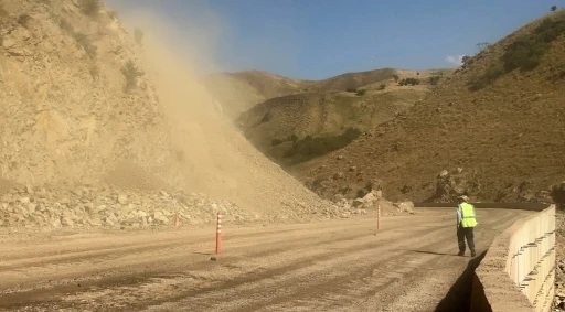 Y&uuml;ksekova-Van yolunda kaya par&ccedil;aları ulaşımı aksattı

