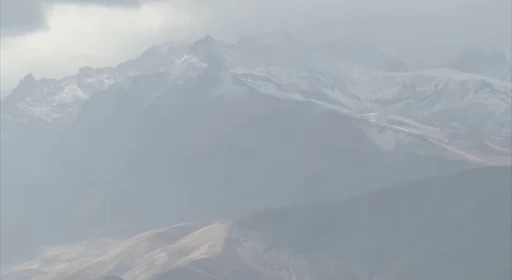 Yüksekova’ya mevsimin ilk karı düştü
