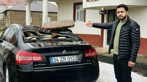 Yüksekova’yı fırtına vurdu: Çatılar uçtu, bir araç hasar gördü
