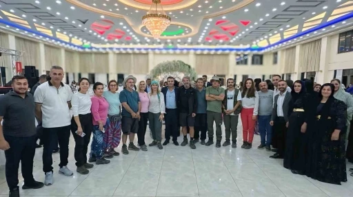 Yüksekova’yı gezen yerli turistler düğünde halay çekti
