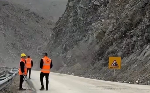 Y&uuml;ksekova yolu heyelan riski nedeniyle gece trafiğe kapatılacak
