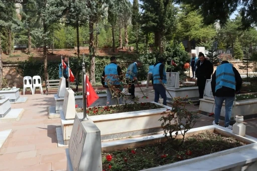 Y&uuml;k&uuml;ml&uuml;lerden şehitliğe &ouml;rnek davranış
