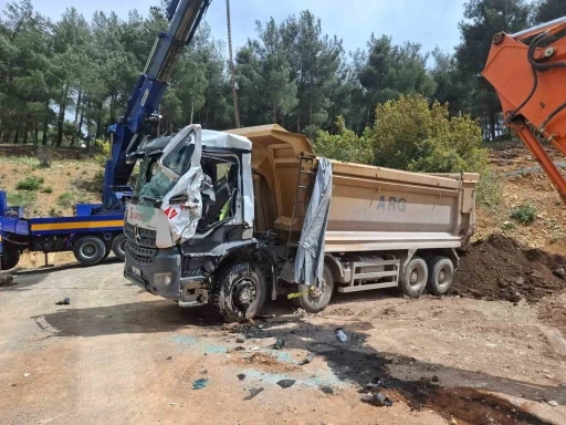 Yükünü boşaltırken devrilen kamyonun sürücüsü hayatını kaybetti
