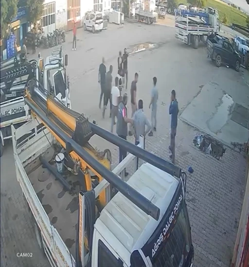 Yumruk, tokat ve tekmelerin havada u&ccedil;uştuğu kavga kamerada
