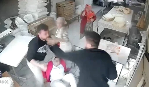 Yumruk yumruğa borç kavgasında kadın yerlerde sürüklendi
