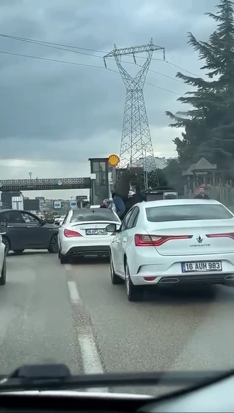 Yumruklar havada uçuştu
