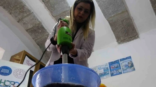 Yumurta kolilerinden el yapımı kağıt &uuml;retiyorlar
