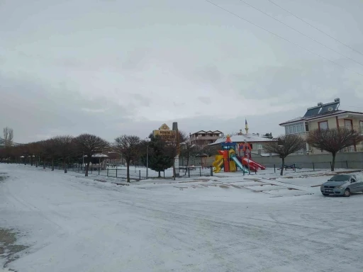 Yunak&rsquo;ta mevsimin ilk karı yağdı
