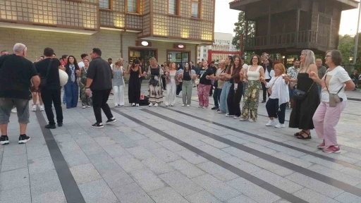 Yunan turistler dev &ccedil;ay bardağının altında yunan ezgileriyle horon oynadı
