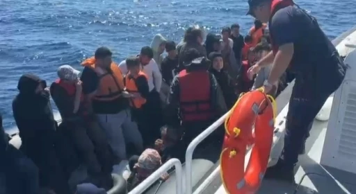 Yunan unsurları lastik bottaki 39 kaçak göçmeni ölüme terk etti
