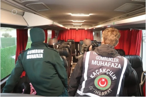 Yunanistan&rsquo;dan yurda giriş yapan yolcu otob&uuml;s&uuml;nden 4 ka&ccedil;ak g&ouml;&ccedil;men &ccedil;ıktı
