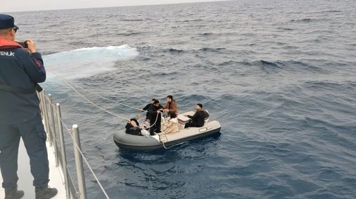 Yunanistan&rsquo;ın geri ittiği 6 g&ouml;&ccedil;men kurtarıldı, 1 g&ouml;&ccedil;men ka&ccedil;ak&ccedil;ısı yakalandı
