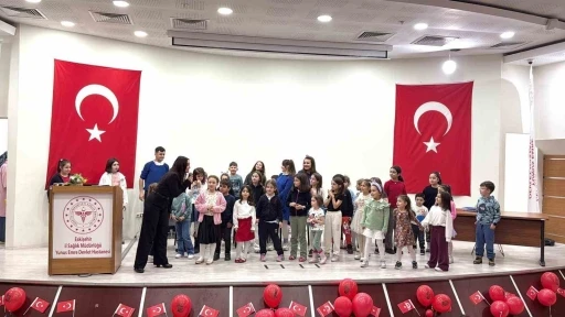 Yunus Emre Devlet Hastanesi’nde 23 Nisan tiyatro gösterimiyle kutlandı
