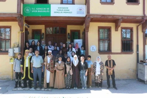 Yunus Emre&rsquo;nin hayatı a&ccedil;ık havada tiyatro oyunuyla sahnelendi
