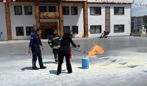 Yunusemre Belediyesi&rsquo;nde ger&ccedil;eğini aratmayan yangın tatbikatı
