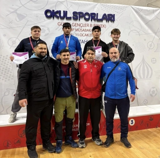 Yunusemre Belediyesporlu g&uuml;reş&ccedil;iler K&uuml;tahya&rsquo;dan &uuml;&ccedil; madalyayla d&ouml;nd&uuml;
