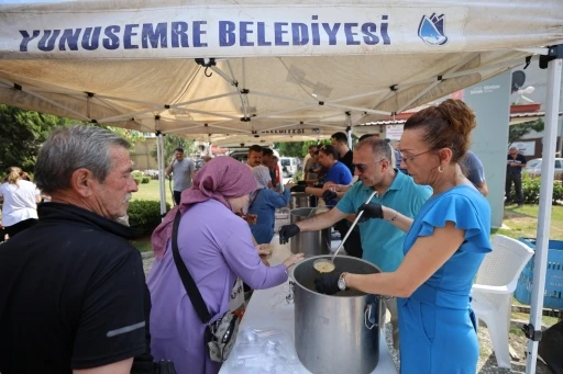 Yunusemre&rsquo;de aşure bereketi mahalle mahalle yayılıyor
