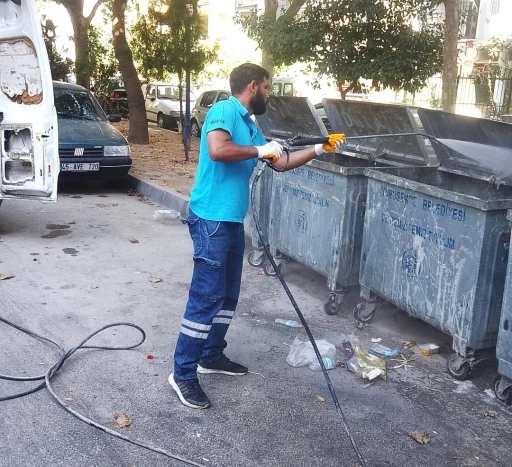 Yunusemre’de çöp konteynerleri dezenfekte ediliyor
