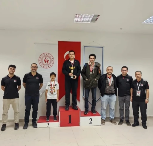 Yunusemreli satran&ccedil;&ccedil;ı Enes Kaya&rsquo;dan Eskişehir&rsquo;de namağlup şampiyonluk
