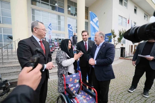 Y&uuml;reğir Belediyesi engelli bireylere tekerlekli sandalye dağıttı
