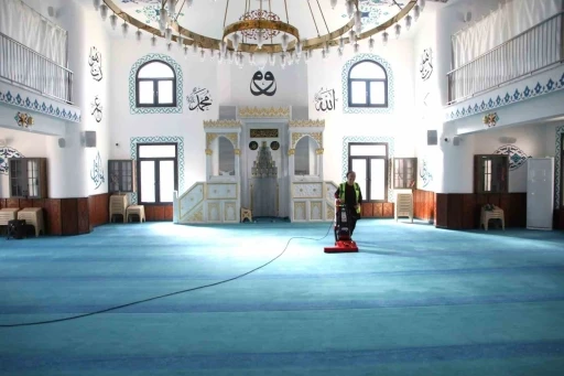 Y&uuml;reğir Belediyesi&rsquo;nden ibadethanelerde bayram temizliği
