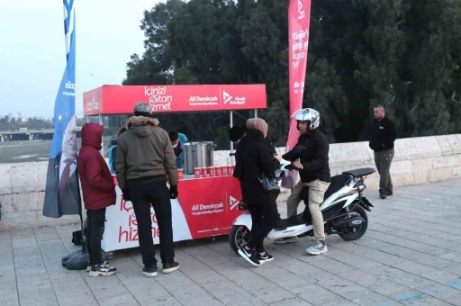 Y&uuml;reğir Belediyesi&rsquo;nden vatandaşa sıcak &ccedil;orba ikramı
