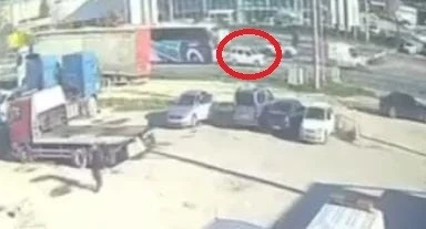 Y&uuml;rekler ağza geldi, yolcu otob&uuml;s&uuml; otomobili metrelerce savurdu
