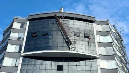 Yürekleri ağza getiren görüntü: 11. katta iskele koptu, işçiler ölümden döndü

